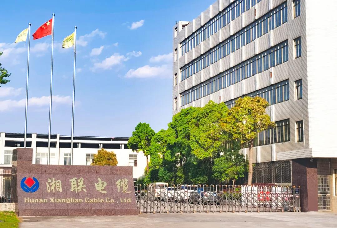 今日小雪，用一組湘聯(lián)小伙伴拍攝的美照來迎接廠區(qū)的冬天！